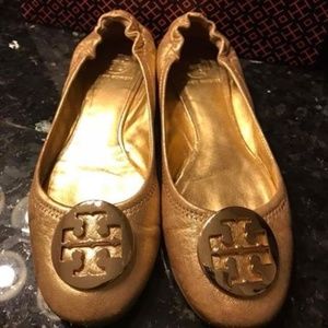 TORY BURCH FLAT, SIZE 8; GOLD